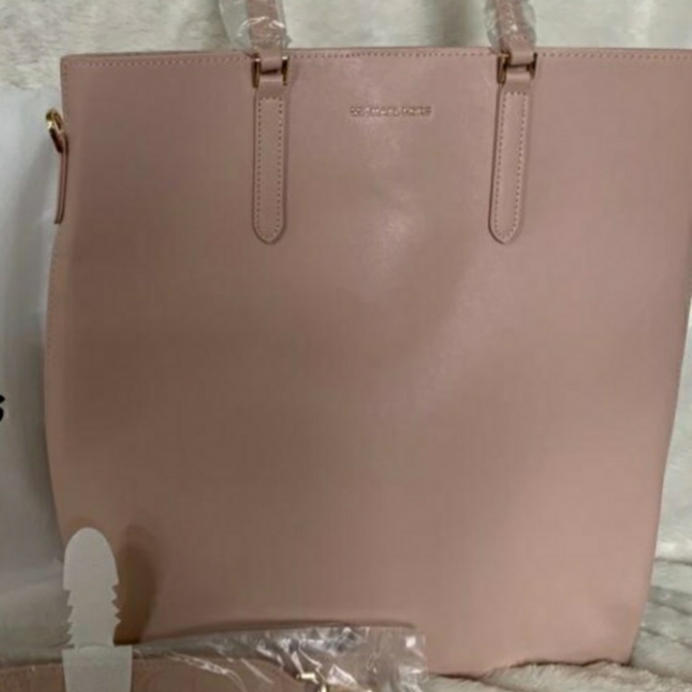 Michael Kors tote 💙💙🌹